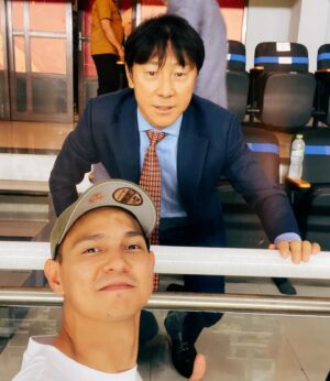 Marcell Darwin Instagram - Thank you coach @shintaeyong7777 sudah bawa timnas indonesia u23 ke semi final AFC
InshaAllah kita masuk final dan jauara 🏆🏆🏆
