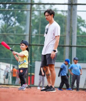 Marcell Darwin Instagram - Time flies so fast, so make every moment count
.
🥎🥎🥎 @foxybright.id