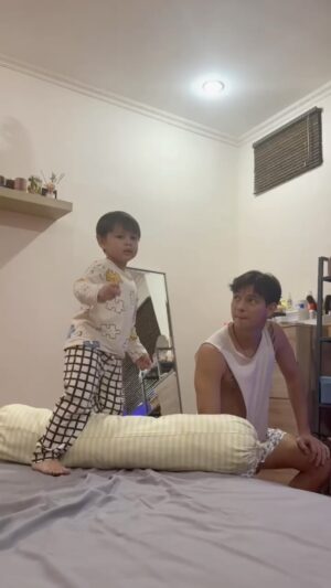 Marcell Darwin Instagram - Full version Ultramen ribut 
.
Qeenan : papa jadi Ultramen ribut 
  Qeenan jadi monster
Gw : mama jadi apa ? 
Qeenan : mama jadi tiang listrik
🤣🤣🤣🤣🤣
