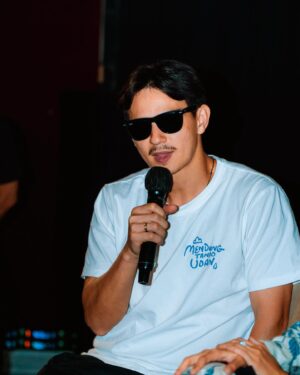 Marcell Darwin Instagram - Ketemu di tanggal 29 FEB AT CINEMA 
MENDUNG TANPO UDAN 🫰🏽🫰🏽
.
📸 by @andhikalfath
