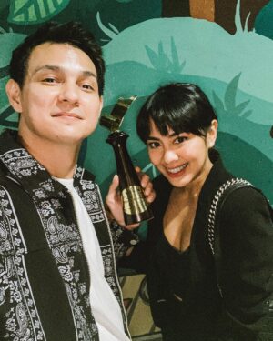Marcell Darwin Instagram - Alhamdulillah akhir nya setelah 18 tahun berkarir salah satu mimpi saya terwujud. Terima untuk @festivalfilmbandung dan selamat buat teman teman nominasi. Dan tidak lupa terima kasih buat @mvppictures_id crew and cast @suamisuamimasakini_theseries 🙏🏼🙏🏼🙏🏼 see you di S2