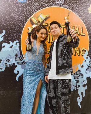 Marcell Darwin Instagram - Alhamdulillah akhir nya setelah 18 tahun berkarir salah satu mimpi saya terwujud. Terima untuk @festivalfilmbandung dan selamat buat teman teman nominasi. Dan tidak lupa terima kasih buat @mvppictures_id crew and cast @suamisuamimasakini_theseries 🙏🏼🙏🏼🙏🏼 see you di S2