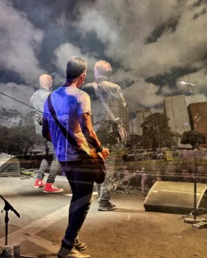 Marcelo Bonfá Instagram - Foram duas noites memoráveis!
Sábado no aniversário de Brasília tocando com meus irmãos  do @capitalinicial @dinhoouropreto e no domingo 
também casa lotada no @vivoriorj  no Rio de Janeiro com a @petrobras_sinfonica ,músicas lindas e belos arranjos! #brasilia #riodejaneiro @dadoebonfatour #legiaourbana