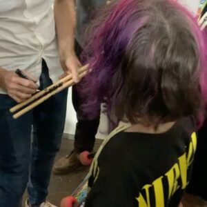 Marcelo Bonfá Instagram - Crianças ,rock ,skate ..e botinas usadas fizeram  a noite ser mais legal ontem em Brasilia no Porão do Rock.🥁🛹 @dadoebonfatour