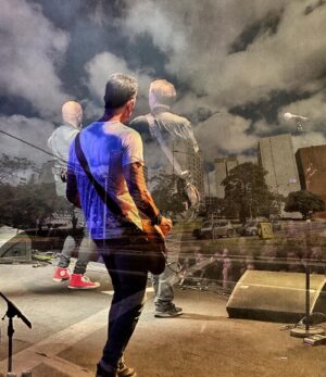 Marcelo Bonfá Instagram - Minha edição de fotos do sábado em BSB,cantando com meus  irmãos queridos do @capitalinicial e #pleberude no niver de 64 anos da cidade.