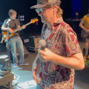 Marcelo Bonfá Instagram - Legiao toca Red Hot ...e assim segue o intercâmbio cultural @dadoebonfatour dadoebonfatour @andre_frateschi @lucasvasconcellosoficial @mauroberman @pedroauguxt @chilipeppers #legiaourbana