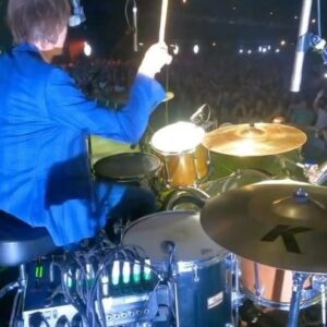 Marcelo Bonfá Instagram - Surfando onda grande com os amigos no Rio ..é quase isso.
É sempre bom tocar em casa .Com um bom som e uma plantéia dessas então!!Valeu Riooo!
@dadoebonfatour @arenajockey #legiaourbana #bateria #drums @dwdrums #punk #rock