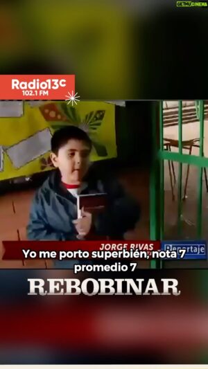 Marcelo Comparini Instagram - EL NIÑO POETA 🖋️ En #Rebobinar , Marcelo y Roka recordaron a niños genios que se han hecho conocidos en nuestro país. Uno de ellos, Jorge Rivas, que ganó popularidad por su afición por la poesía a una temprana edad y fue bautizado como “El Niño Poeta” tras ser entrevistado en televisión abierta 🧐 Hoy en día, Jorge se encuentra ligado a la política con tan solo 15 años y se ha desligado del apodo que se le otorgó. 

Escucha este y otros momentos destacados en el sitio de Radio13c.cl y en nuestra App 📲  y sintoniza Rebobinar de lunes a viernes desde las 9.00 y después a las 14.00 hras por el 102.1 FM 📻