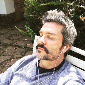 Marcelo Córdoba Instagram - “Si no hay nada que hacer, no hagas nada” no todo es actividad, producir, trabajar...también hay un momento para cerrar los ojos y pensar en nada🙏🏻 ya lo probaste?👏🏻 #findesemana #weekend #liveyourlife #meditation #enjoylife