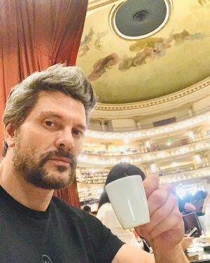 Marcelo Córdoba Instagram - Tomándome un #cafe en una #cafetería, que en realidad es un escenario de una #libreria que en realidad es un #teatro ( el café si tiene cafeína😆)#buenosaires #coffeetime #travel #argentina #books #everydayislikesunday