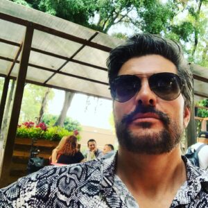 Marcelo Córdoba Instagram - #whysoserious Será porque aún es #miercoles ??😢😂#ombligodesemana #actorslife #marcelocordoba