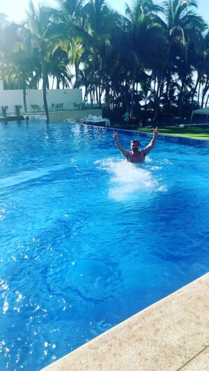 Marcelo Córdoba Instagram - Asi me zambullo en esta semana Bendiciones para todos! #lunes #swimming #piscina