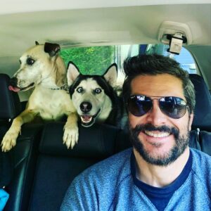 Marcelo Córdoba Instagram - Hoy tocó salida con amigos! 😂👏🏻 #dogsofinstagram #doglife #doglovers #petlove #pets #pitbull #siberianhuskiesofinstagram @frunathepitbull @ruskydog