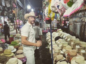 Marcelo Córdoba Instagram - Aquí pretendiendo ser #tabasqueño 😆 y conocedor de sombreros. Preparándome para la cabalgata #virgendelrosario #balcondelusumacinta #feriazapata2022 #lafiestaescontigo #tabasco