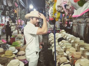 Marcelo Córdoba Instagram - Aquí pretendiendo ser #tabasqueño 😆 y conocedor de sombreros. Preparándome para la cabalgata #virgendelrosario #balcondelusumacinta #feriazapata2022 #lafiestaescontigo #tabasco