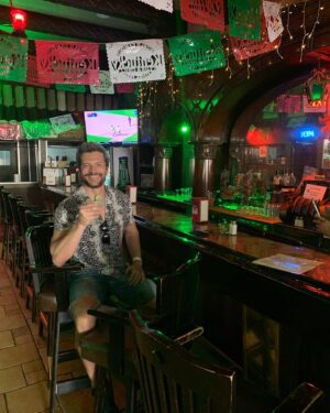 Marcelo Córdoba Instagram - Que honor que me hace el querido Sergio Peña, que me prepara una #margarita nada menos que en el lugar donde se creo! @kentuckyclubandgrill , del que es propietario. Por aquí pasaron celebridades como #marilynmonroe #jimmorrison #stevemcqueen #alcapone #bobdylan #mickjagger #johnnycash y ahora yo😆… jajaja.. salud!