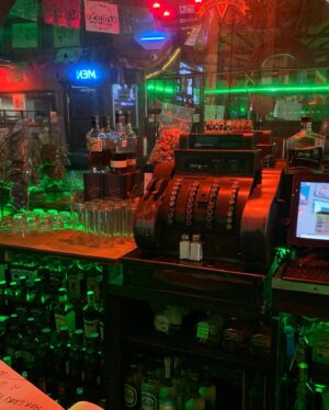 Marcelo Córdoba Instagram - Que honor que me hace el querido Sergio Peña, que me prepara una #margarita nada menos que en el lugar donde se creo! @kentuckyclubandgrill , del que es propietario. Por aquí pasaron celebridades como #marilynmonroe #jimmorrison #stevemcqueen #alcapone #bobdylan #mickjagger #johnnycash y ahora yo😆… jajaja.. salud!