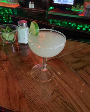 Marcelo Córdoba Instagram - Que honor que me hace el querido Sergio Peña, que me prepara una #margarita nada menos que en el lugar donde se creo! @kentuckyclubandgrill , del que es propietario. Por aquí pasaron celebridades como #marilynmonroe #jimmorrison #stevemcqueen #alcapone #bobdylan #mickjagger #johnnycash y ahora yo😆… jajaja.. salud!