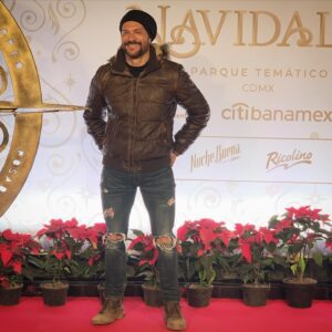 Marcelo Córdoba Instagram - Así esperamos la #navidad en #mexico #redcarpet #navidalia #merrychristmas #actorslife #winter #style #menstyle