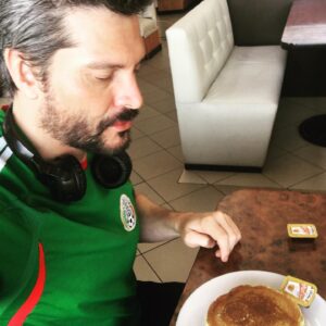 Marcelo Córdoba Instagram - Pensando excusas para saltarme la dieta.. ah ya se, son #vacaciones ... es #semanasanta 🤦🏼‍♂️ ... se les ocurre alguna más? Serán bien recibidas😂 #powerbreakfast #hotcakes #cafe #marcelocordoba #cheatmeal
