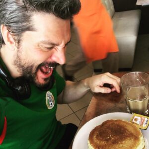 Marcelo Córdoba Instagram - Pensando excusas para saltarme la dieta.. ah ya se, son #vacaciones ... es #semanasanta 🤦🏼‍♂️ ... se les ocurre alguna más? Serán bien recibidas😂 #powerbreakfast #hotcakes #cafe #marcelocordoba #cheatmeal