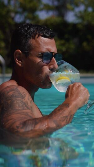 Marcelo Marocchino Instagram - … Días Fuertes De Calor, Nadar y junto a @schweppes_cl que siempre me acompaña compartiendo momentos…
.
.
.
#CompartirNosUne #Schweppes #man