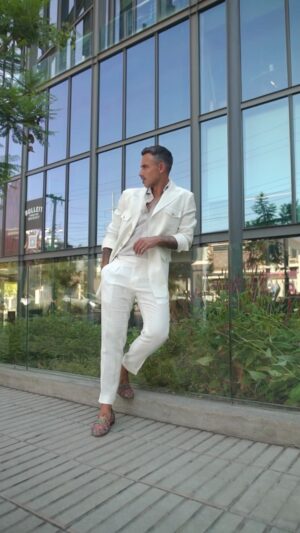 Marcelo Marocchino Instagram - Flores y Lino Blanco… Un Color Que Nos acompañó En El Verano… Será Que el Blanco Sigue En ese invierno???
Que dicen?
.
.
.
#mensfashion #menwithclass #menwithstyle