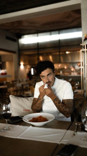 Marcelo Marocchino Instagram - … Ciao Belli …! Hoy les doy algunas sugerencias de cómo es correcto comer un piatto di spaghetti al Pomodoro 🍝 !!
No Spaghetti No Party 🎉 
No usar 🥄 no  usar🔪 lo sabían?
.
.
.
#spaghetti #food #sugerencias