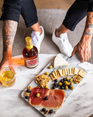 Marcelo Marocchino Instagram - A la hora de disfrutar mi Chivas yo siempre lo acompaño de una mezcla de sabores únicos para contrastar el whisky, como un exquisito jamón ibérico, aceitunas, unas galletas neutras, nueces y un queso fuerte como el azul.
Y para ustedes, ¿Cuáles son sus esenciales para un momento Chivas?
Responde en los comentarios 👇🏼 los leo!
@chivaschile 
.
.
.
#ElExitoEstaEnLaMezcla #publicidad