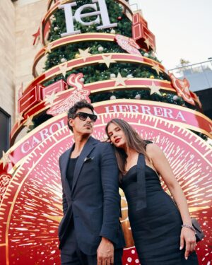 Marcelo Marocchino Instagram - La magia de esta navidad está en @carolinaherrera 🎄
Disfrutando en la comida junto a Carolina A. Herrera
¿Qué tal estos looks de fin de año? Los leo
.
.
.
#HerreraHolidays #fashion #styling