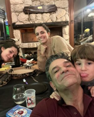 Marcelo de Bellis Instagram - 🤍 Nada mas hermoso que ser Papá.. #bonustrack si es además mi cumpleaños. Estos tres pibitos son la mía vita entera. Feliz día de los papis a todos los papás 🎩