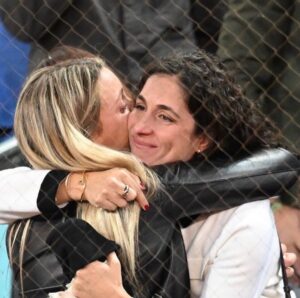 Marcelo de Bellis Instagram - 🤍 Me encantó esta foto. Por si no lo saben son cuñadas. La hermana y la Sra de @rafaelnadal Cuánto dicen en ese abrazo no? CAMPEONAS. Retrato de la ternura y amor puro.
Te esperamos en Roma #CRACK