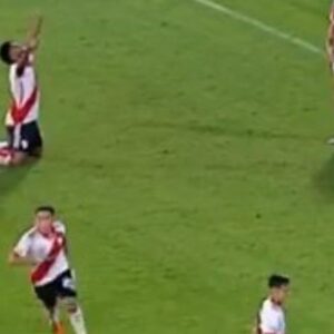 Marcelo de Bellis Instagram - Que hermoso @rod.aliendro si rebobinas.. cumplías 20 años.. no te ponían mucho a jugar.. estabas a unos meses de hacer “otra cosa”.. sin embargo te ficharon.. y arrancaste con todo.  Lo que sigue lo lograste a fuerza de corazón. Debutas en @riverplate y sufrís una lesión en el rostro tremenda.. Seguiste.. Rodrigo este desahogo es el de todos.. no importa tanto el cuadro.. Recien en la premiacion.. pasaste rápido.. casi sin abrazos.. Y fuiste el HÉROE. Te abrazo con el alma hermano. Gracias a todos “los Aliendros” que mañana se levantan a laburar.. tu ADN es eso.. porque eso sos .. un laburador incansable que no se cree nada. GRACIAS RODRIGO 🤍❤️🤍