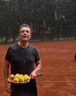Marcelo de Bellis Instagram - 🎾 Practicar Tenis es un desafío hermoso. Es, entre otras cosas, aprender a enfrentar tus propias frustraciones.
Aqui un pequeño “homenaje” al profe @francodidiego. Gracias por la paciencia, la obsesión por “la técnica perfecta” y la puntualidad 👏🏽👏🏽👏🏽