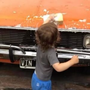 Marcelo de Bellis Instagram - 🤍 Aquí el Dodge 1500 año 1972 que tenía mi papá. De primera mano. Este auto nos acompañó siempre. Con amigos como Horacito y Guido empezamos la hermosa aventura de dejarlo “PIpi - cucú.” Se viene “el Doye naranja.” 👊🏽🚗