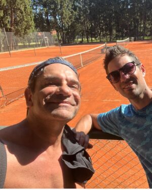 Marcelo de Bellis Instagram - 🎾 Practicar Tenis es un desafío hermoso. Es, entre otras cosas, aprender a enfrentar tus propias frustraciones.
Aqui un pequeño “homenaje” al profe @francodidiego. Gracias por la paciencia, la obsesión por “la técnica perfecta” y la puntualidad 👏🏽👏🏽👏🏽
