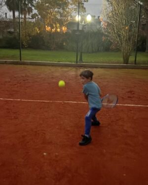 Marcelo de Bellis Instagram - 🎾 Practicar Tenis es un desafío hermoso. Es, entre otras cosas, aprender a enfrentar tus propias frustraciones.
Aqui un pequeño “homenaje” al profe @francodidiego. Gracias por la paciencia, la obsesión por “la técnica perfecta” y la puntualidad 👏🏽👏🏽👏🏽