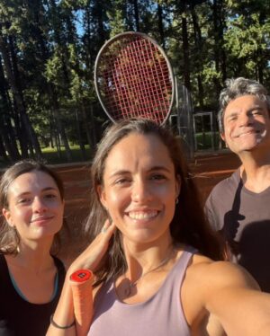 Marcelo de Bellis Instagram - 🎾 Practicar Tenis es un desafío hermoso. Es, entre otras cosas, aprender a enfrentar tus propias frustraciones.
Aqui un pequeño “homenaje” al profe @francodidiego. Gracias por la paciencia, la obsesión por “la técnica perfecta” y la puntualidad 👏🏽👏🏽👏🏽
