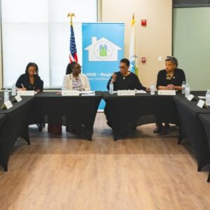 Marcia Fudge Instagram - This past week, I have been busy on the road visiting and engaging with communities across the country. 

Here’s a look into my week ⬇️

Image 2️⃣: I spoke at the @smartunionworks Annual Leadership Conference in Washington, DC about how the Biden-Harris Administration is committed to helping union members succeed by building the economy from the bottom up and the middle out.

Image 3️⃣: At the @nareb_realtist Annual Convention in Houston, TX, I announced a new partnership between @hudgov and NAREB to ensure housing counselors are prepared to confront appraisal bias and support impacted homeowners. 

Image 4️⃣: I visited @nyse last week, where Ginnie Mae President Alanna McCargo and I rang the closing bell at the New York Stock Exchange to celebrate the 55th Anniversary of Ginnie Mae, an agency that is so vital to our work to serve borrowers nationwide that have been historically left behind in the housing markets. 

Image 5️⃣: While in New York City, I also met with city officials, developers and community leaders in New York to discuss the ways we can increase the supply of affordable housing and lower housing costs.