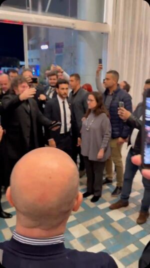 Marco Antônio Costa Instagram - 🇧🇷🇦🇷AGORA: Javier Milei acaba de desembarcar em Balneário Camboriú-SC, e foi recebido pelo presidente Jair Bolsonaro e pelo governador Jorginho Mello. Ele participará do CPAC neste domingo. Viva la libertad, carajo! 💥