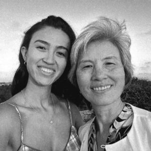 Marco Antônio Costa Instagram - 🖤Venho comunicar, com profunda tristeza, o falecimento de Liora Argamani, mãe de Noa Argamani, após uma intensa batalha contra o câncer. Durante 8 meses, enquanto Noa estava sequestrada pelo Hamas, Liora lutou contra a doença, esperando rever sua filha. 

“Obrigada por ser forte e aguentar esse tempo todo, para que eu pudesse te ver uma última vez”, disse Noa durante o velório. Nossos corações estão com Noa e seu pai, Yaakov. Que a memória de Liora seja abençoada.