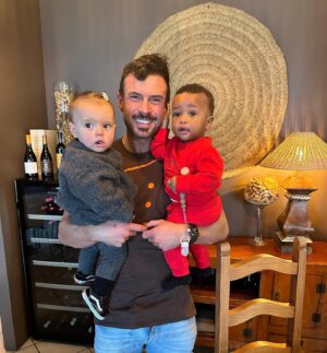 Marco Costa Instagram - O que é ter Sucesso?
“Rir muito e com freqüência; ganhar o respeito de pessoas inteligentes e o afeto das crianças; merecer a consideração de críticos honestos e suportar a traição de falsos amigos; apreciar a beleza, encontrar o melhor nos outros; deixar o mundo um pouco melhor, seja por uma saudável criança, um canteiro de jardim ou uma redimida condição social; saber que ao menos uma vida respirou mais fácil porque tu ajudaste!”

Isto é sucesso para mim 

Tudo o resto é apenas isso Resto!