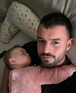 Marco Costa Instagram - Não acredito em bons Pais!

Ser Pai para mim significa isso mesmo ser bom! Ou pelo menos o melhor que sabemos/ podemos para fazer o melhor pelos nossos filhos!

Ser Pai é diferente de fazer um filho/a, Ser Pai é cuidar, amar e não deixar que nada falte!
Ser Pai é fazer a nossa parte e não “ajudar” a mae, Ser Pai é dividir tarefas e trabalhar em equipa com a mãe.

Tudo o que seja o contrario disto é só ser o progenitor e não ser pai!

Como escreveu um livro um grande amigo meu
@nuno_graciano 
“Não me chamem de Bom pai”

Chamem me apenas de Pai

Ser Pai é difícil mas é o melhor do Mundo