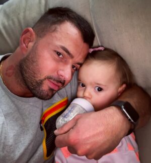 Marco Costa Instagram - “Ser pai
É responsabilidade, é compromisso e vontade.
Ser pai
É amar, é cuidar, estar junto, ser exemplo! É achar tempo sem ter tempo!
Ser pai
É mudança!
É se tornar homem,
ser adulto e criança...
Ser pai
É não ser só um, é ser dois, três ou mais... é ser necessário! Ser importante para alguém! É lutar pela felicidade de outrem,
para que, com orgulho, felicidade se possa ter também! “