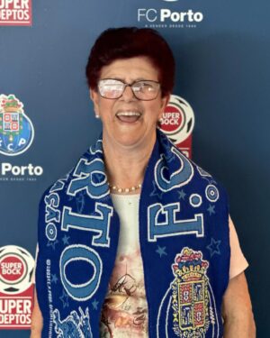 Marco Costa Instagram - Hoje a minha Avó 👵🏻 a avó de todos nos que me acompanham esta de parabéns!

São os 18 aninhos desta jovem que eu quero que dure muitoos mais!

Amo a minha avo, e amo a energia e ensinamento que ela me da, de ver a vida sempre com um sorriso na cara!

Parabéns Avo Alcina

Hoje quero que todos desse lado mandem uma msg de parabéns a avo @alcinasilva1943 que ela ama tudo o que lhe enviam!

obrigado a todos pelo amor que mostram pela Avo mais linda e bem disposta do mundo!
