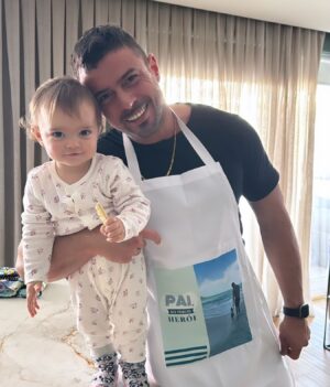 Marco Costa Instagram - Que seja sempre o teu Heroi!
Amo te minha filha
Que viagem incrível e desafiante tem sido esta viagem de pai!
Que um dia olhes para mim como eu olhei a minha vida toda para o teu Avô Tony💚💚💚

Feliz dia do Pai a todos os que o SÃO!