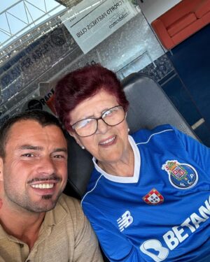 Marco Costa Instagram - Hoje a minha Avó 👵🏻 a avó de todos nos que me acompanham esta de parabéns!

São os 18 aninhos desta jovem que eu quero que dure muitoos mais!

Amo a minha avo, e amo a energia e ensinamento que ela me da, de ver a vida sempre com um sorriso na cara!

Parabéns Avo Alcina

Hoje quero que todos desse lado mandem uma msg de parabéns a avo @alcinasilva1943 que ela ama tudo o que lhe enviam!

obrigado a todos pelo amor que mostram pela Avo mais linda e bem disposta do mundo!