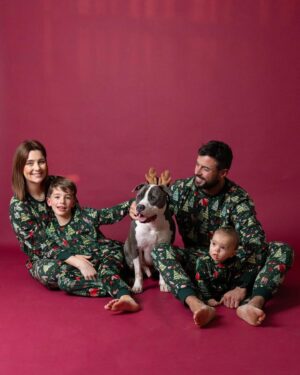 Marco Costa Instagram - Tudo o que eu sempre sonhei, vejo agora realizado!

Sempre quis ter as minhas fotos “pirosas” de Natal junto da minha familia!

Sou um sortudo no que toca ao amor!

Tenho a melhor mulher/mãe do mundo como minha parceira de vida!❤️❤️❤️ @carolinamnpinto 

Tenho os pequenos mais lindos, bem dispostos é brincalhões que alguma vez sonhei!

Não podia pedir mais!

Haja saúde para toda a familia o resto eu vou atras!

Feliz Natal a todos!

Obrigado @viksoza pelas fotos top