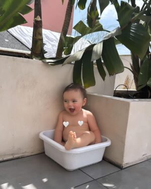 Marco Costa Instagram - A perfeição existe chama se Maria Emilia e fui eu que fiz 😍😍😍

❤️❤️❤️
A nossa filha é linda amor @carolinamnpinto