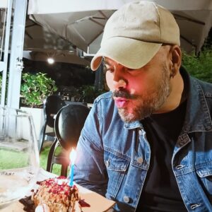 Marco D'Amore Instagram - Una candelina rimediata, una torta che non è una torta, l’amico di una vita al fianco che scatta una foto… che viene pure sfocata! A mezzanotte battezzo così le mie 43 primavere, per qualcuno potrà sembrare poco, per me è tantissimo. Questa altissima semplicità mi riconduce all’essenza delle cose. Lontano dalle ossessioni delle mie ambizioni, dai clamori, dalle vanità. Godendo di un attimo fatto solo di cose piccine. È stato un anno meraviglioso e brutto insieme, che mi ha tolto amici troppo cari per cui ancora piango e donato allo stesso tempo incredibili e fuggevoli attimi di felicità. Ho fatto i miei errori a cui provo a porre rimedio, ho messo in valigia esperienza e conoscenza. Mi aspetta ora, un anno spericolato, lo vivrò a perdifiato assumendomi responsabilità e oneri. Ma senza paura. Grazie. Grazie. Grazie dal profondo del cuore per tutti i messaggi che mi arrivano, le manifestazioni di bene e di stima, sono per me  una piccola carezza adesso. Vi voglio bene, ovunque voi siate possiate idealmente brindare con me alla mia e alla vostra salute. Quale che sia il futuro che ci attende che ciascuno di noi possa avere sempre la forza e il coraggio per affrontarlo! #bonajurnatatuttquant ❤️ marco